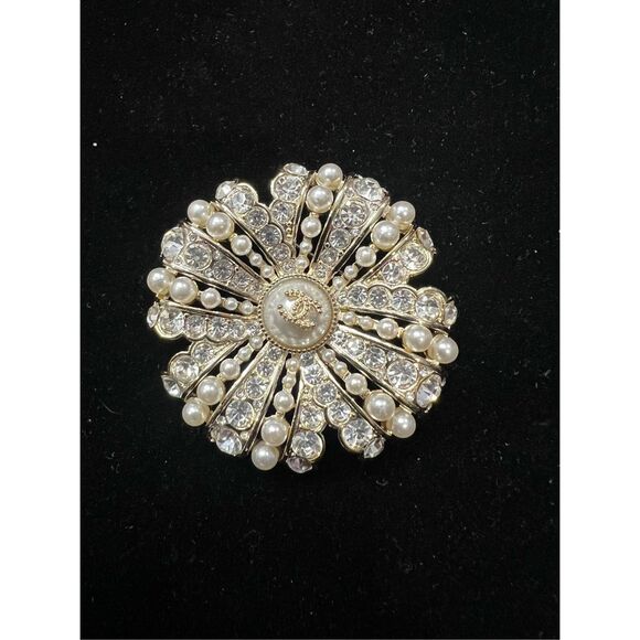 CLOSET CLEAR-OUT: PRICE DROP⚡ Gold tone faux pearls round cc brooch pin - Picture 1 of 7
